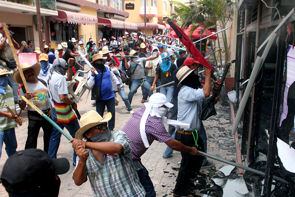 TEACHERS AND ACTIVISTS DESTROY POLITIC HEADQUARTERS IN SOUTHERN MEXICO