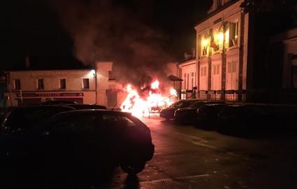 Des voitures stationnees le long de la mairie ont ete incendiees dans la nuit, ainsi que d'autres, aux ateliers municipaux.