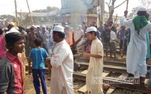 bangladesh railtraciks blocked 12 1 16