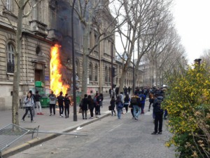 La manifestation des lycéens et étudiants contre le projet de loi sur le travail a dégénéré, ce 24 mars 2016 à Paris, avec deux voitures incendiées et 15 personnes interpellées en marge du cortège. A Nantes, des incidents ont opposé à plusieurs reprises les forces de l'ordre à des manifestants encagoulés. Le point en images. Ici, la grande porte du lycée Jacques Decour, dans le 9e arrondissement de Paris, a été incendiée, comme en témoigne cette photo postée par Stéphane Moret sur Twitter.