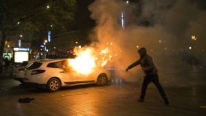 paris cop car nuit debout 22 4 16