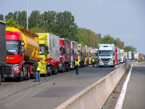 Truck drivers from the Force Ouvriere labour union block the A26 highway on May 17, 2016 in Saint-Omer to protest against proposed changes in employment law. / AFP PHOTO / PHILIPPE HUGUEN