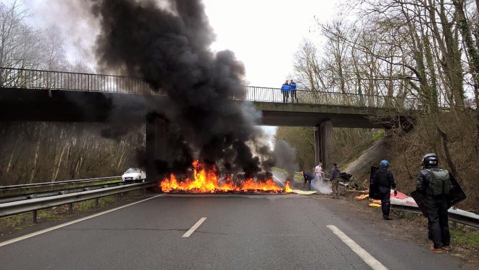 burning barricade nantes 26 2 17